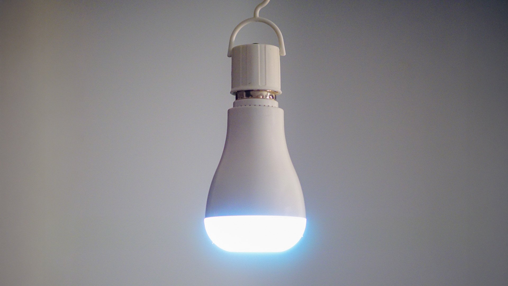携帯用ソケットで吊り下げ点灯するOSRAM蓄電型LED電球