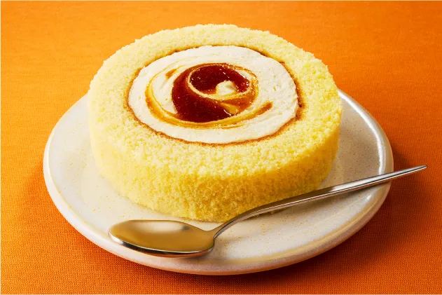 「ステーキのあさくま監修プリン風プレミアムロールケーキ」の断面