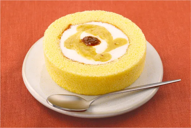「らぽっぽファーム監修 お芋クリームプレミアムロールケーキ」の断面