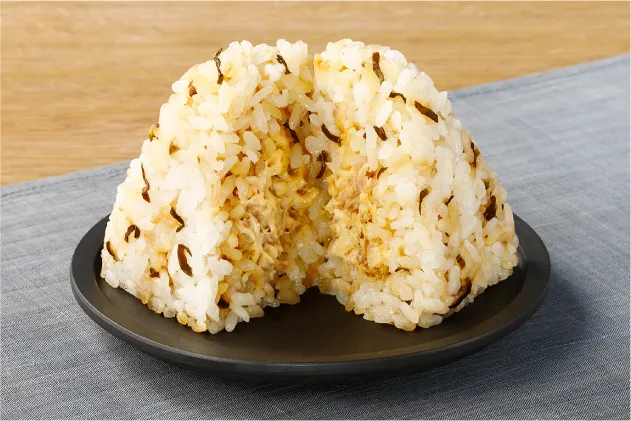 塩こんぶごはん 牛そぼろと卵黄のおにぎり