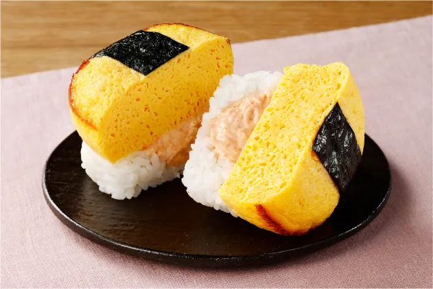 「ご飯より重い!厚焼き玉子の明太マヨネーズおにぎり」の断面