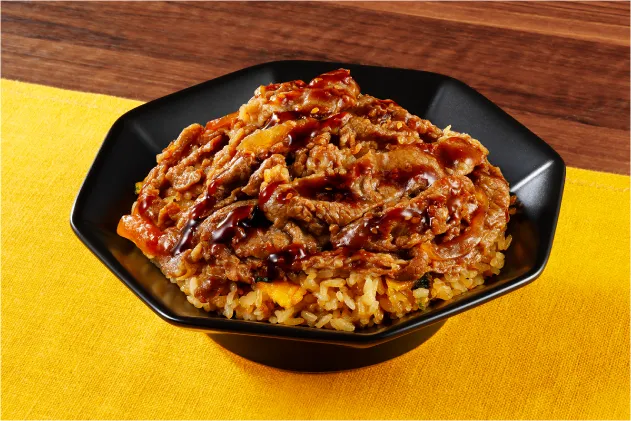 「肉まみれ!牛焼肉炒飯(焙煎にんにくたれ味)」のたれと肉