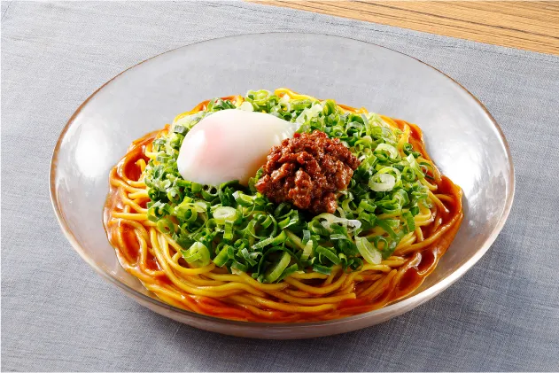 「クセになる刺激!くにまつ監修 冷し汁なし担担麺」の盛り付け