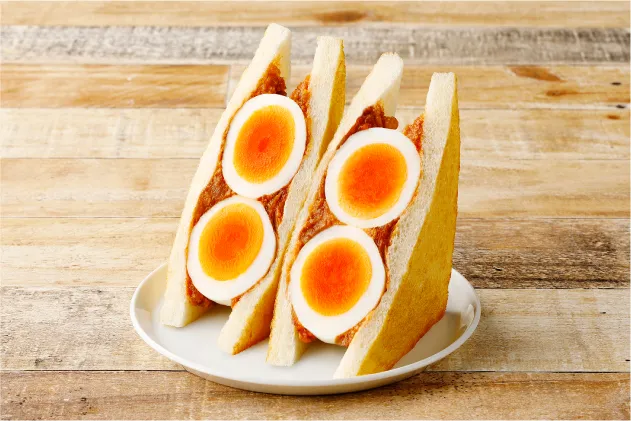 「無敵のデュオ!トンデモたまごのキーマカレーサンド」の断面