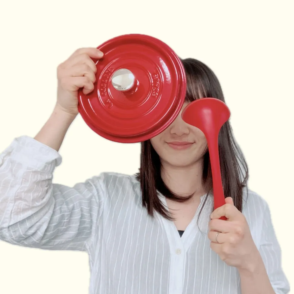 赤い調理器具を手にした女性