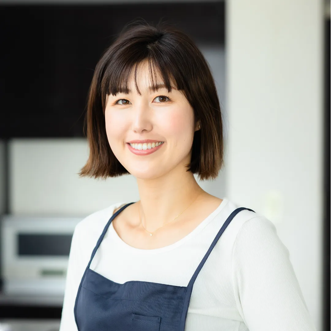 紺のエプロン姿の女性
