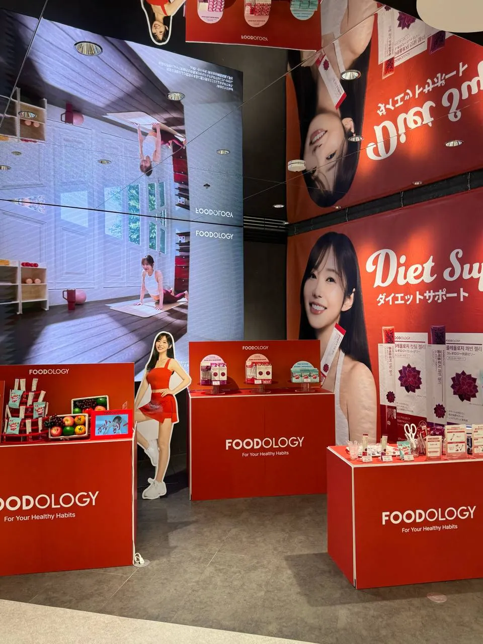 赤いFOODOLOGYブースが並ぶ@cosme OSAKAポップアップストア