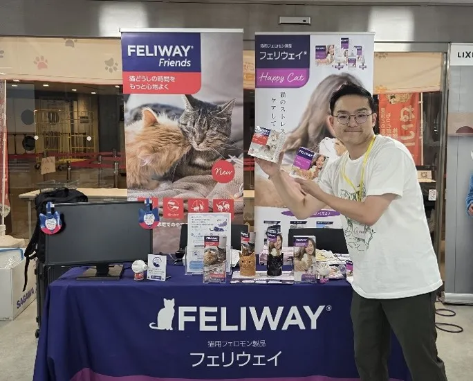 フェリウェイ フレンズを紹介する物産アニマルヘルスのブーススタッフ