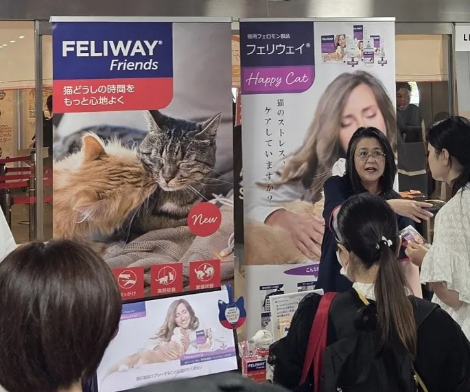 来場者へフェリウェイ フレンズを案内するブーススタッフ