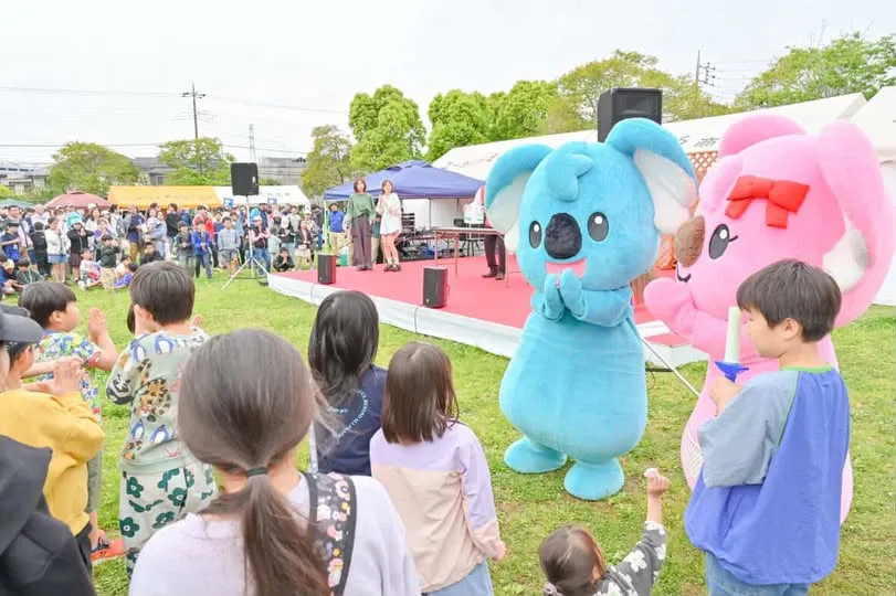 屋外イベント会場に登場したユーカリが丘のココとララ