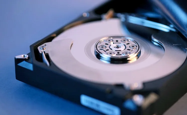 ハードディスク(HDD)内部のプラッタと読み取りアーム