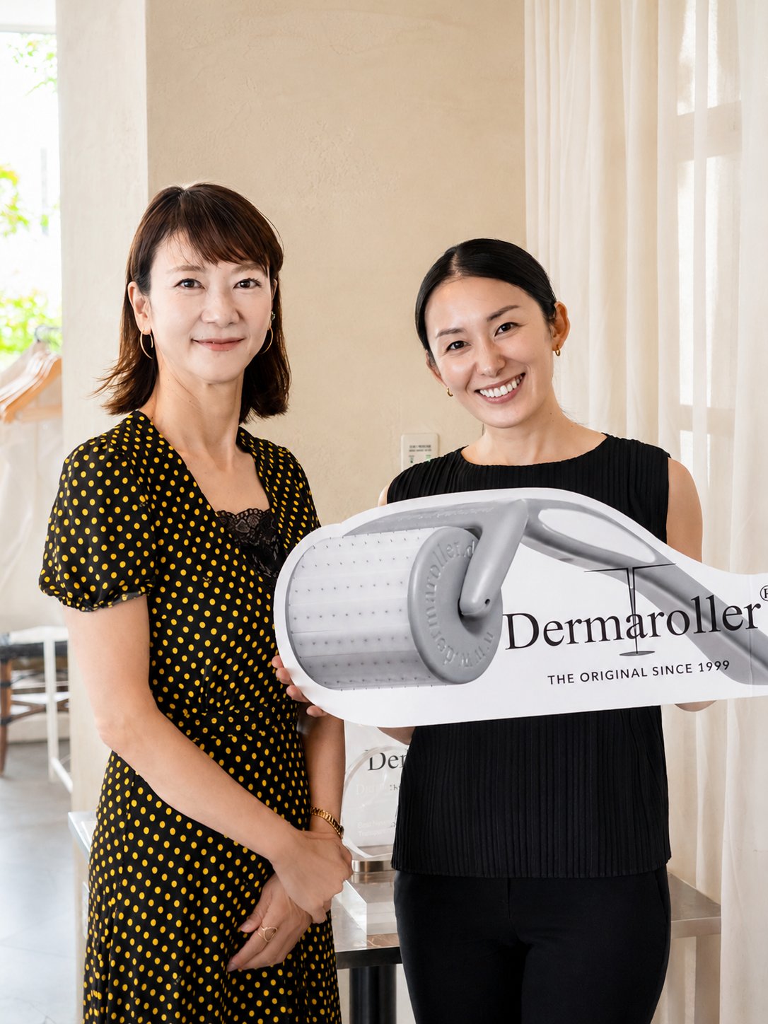 「Dermaroller」ロゴパネルを掲げる参加者