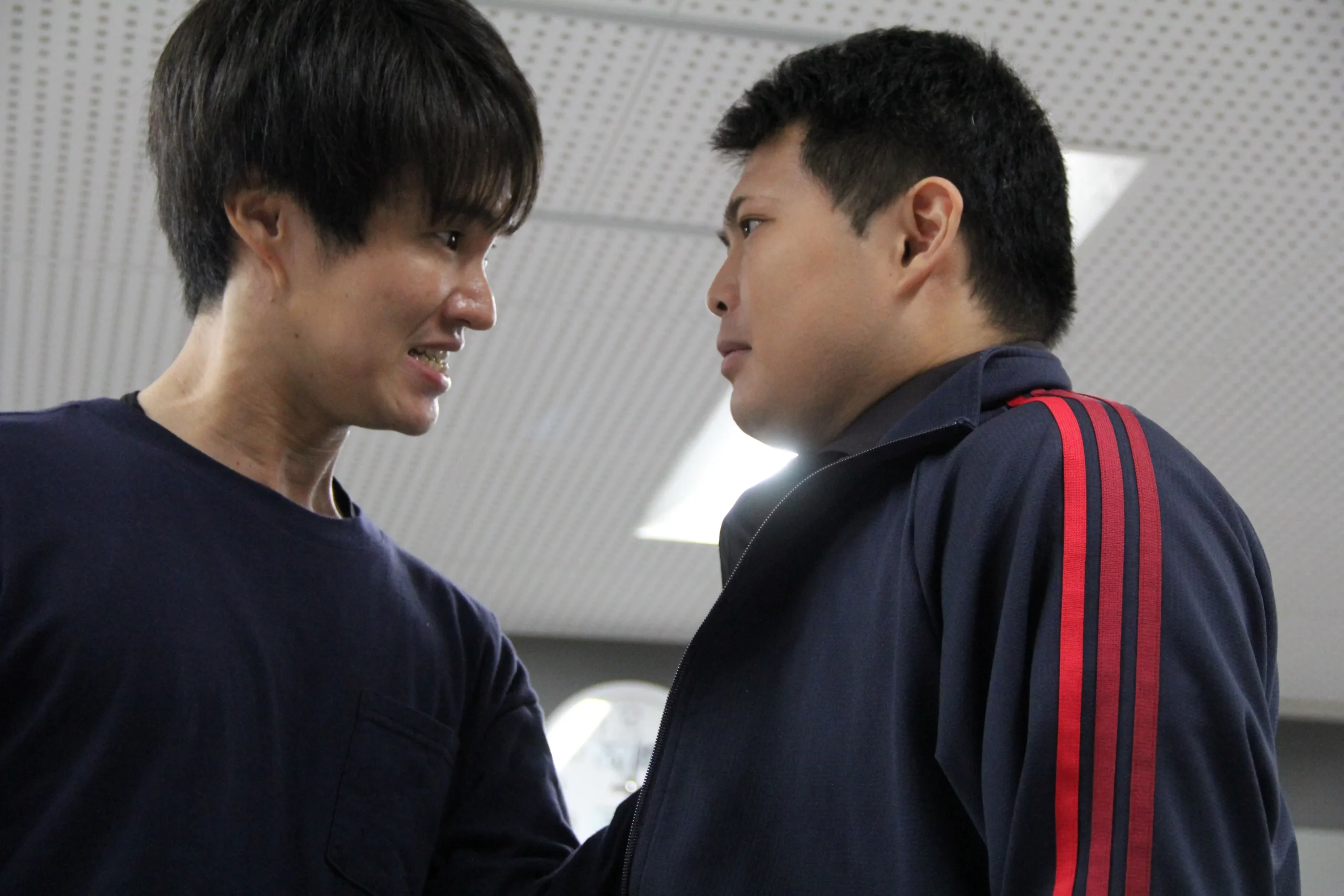 稽古場で向き合う出演者2人