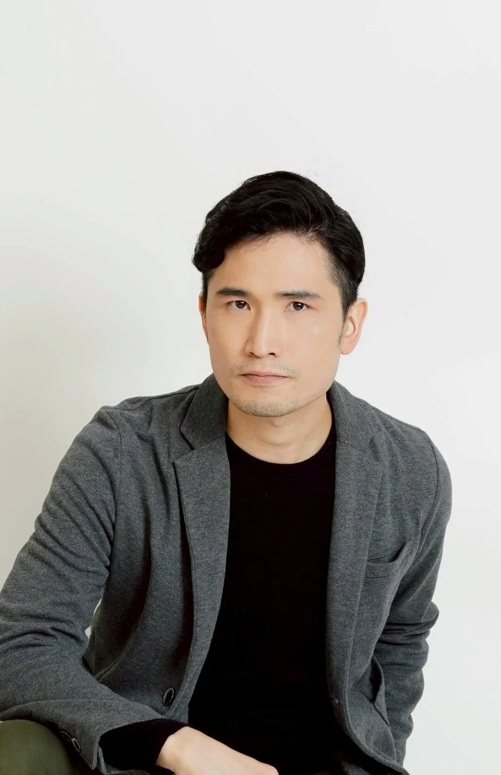 グレージャケットを羽織った出演キャスト