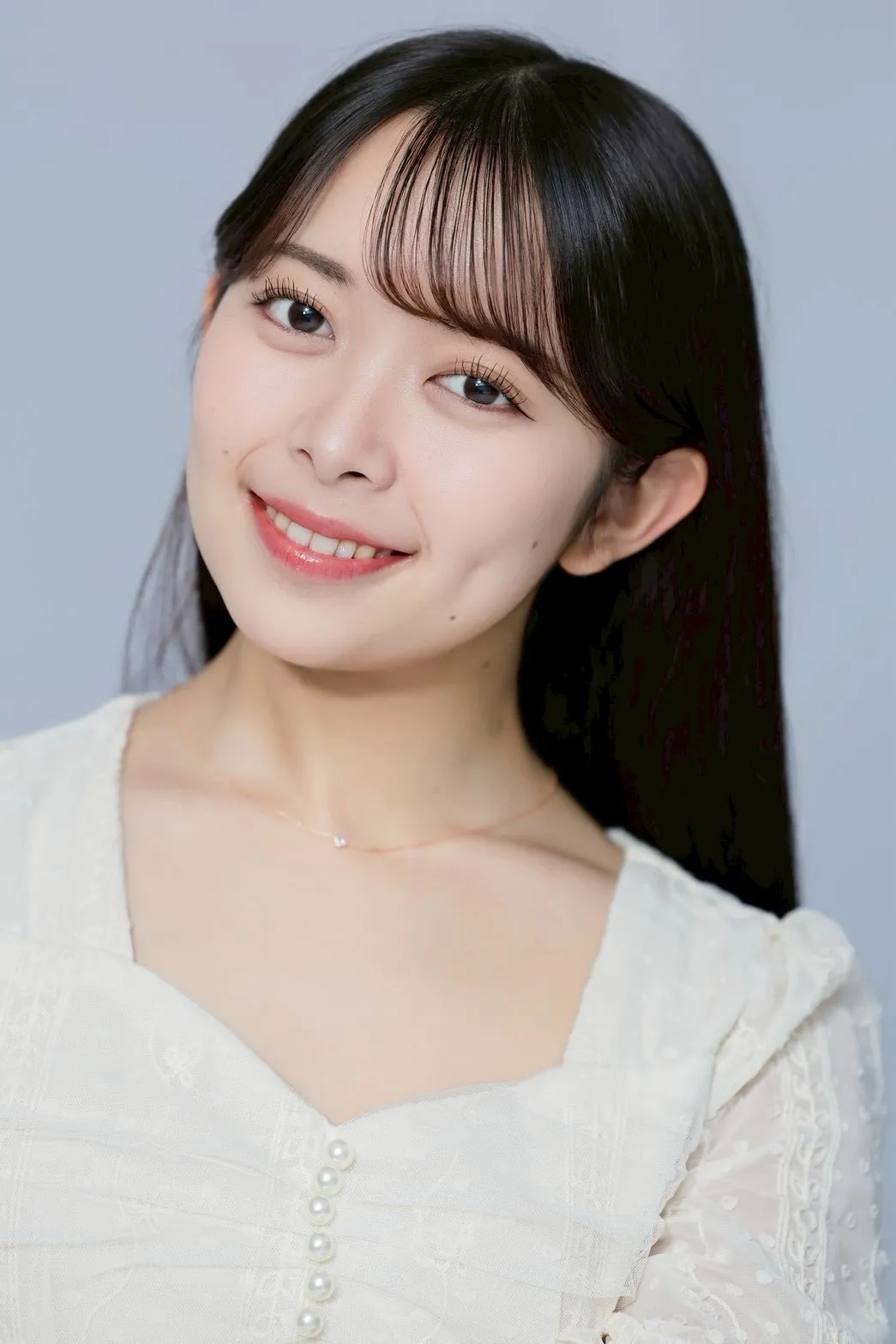 白いレース衣装で笑顔を見せる出演キャスト