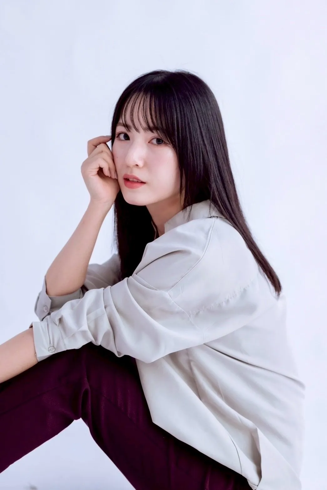 アイボリーのブラウス姿の出演キャスト