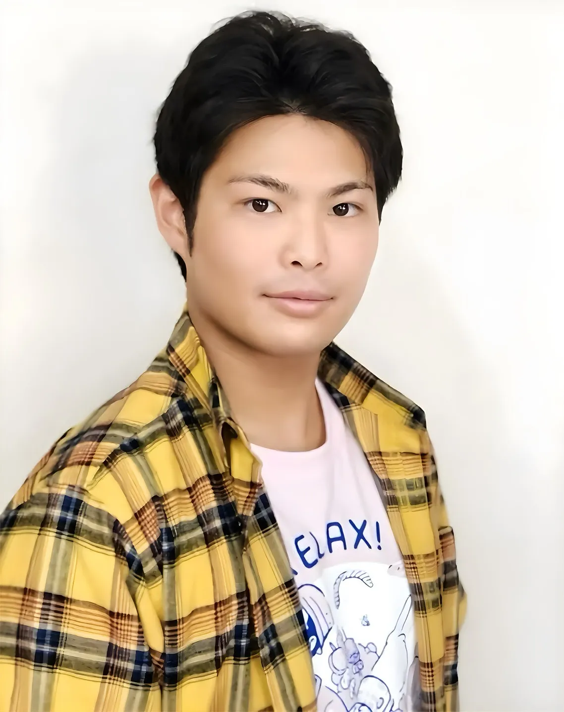 チェックシャツを羽織った出演キャスト