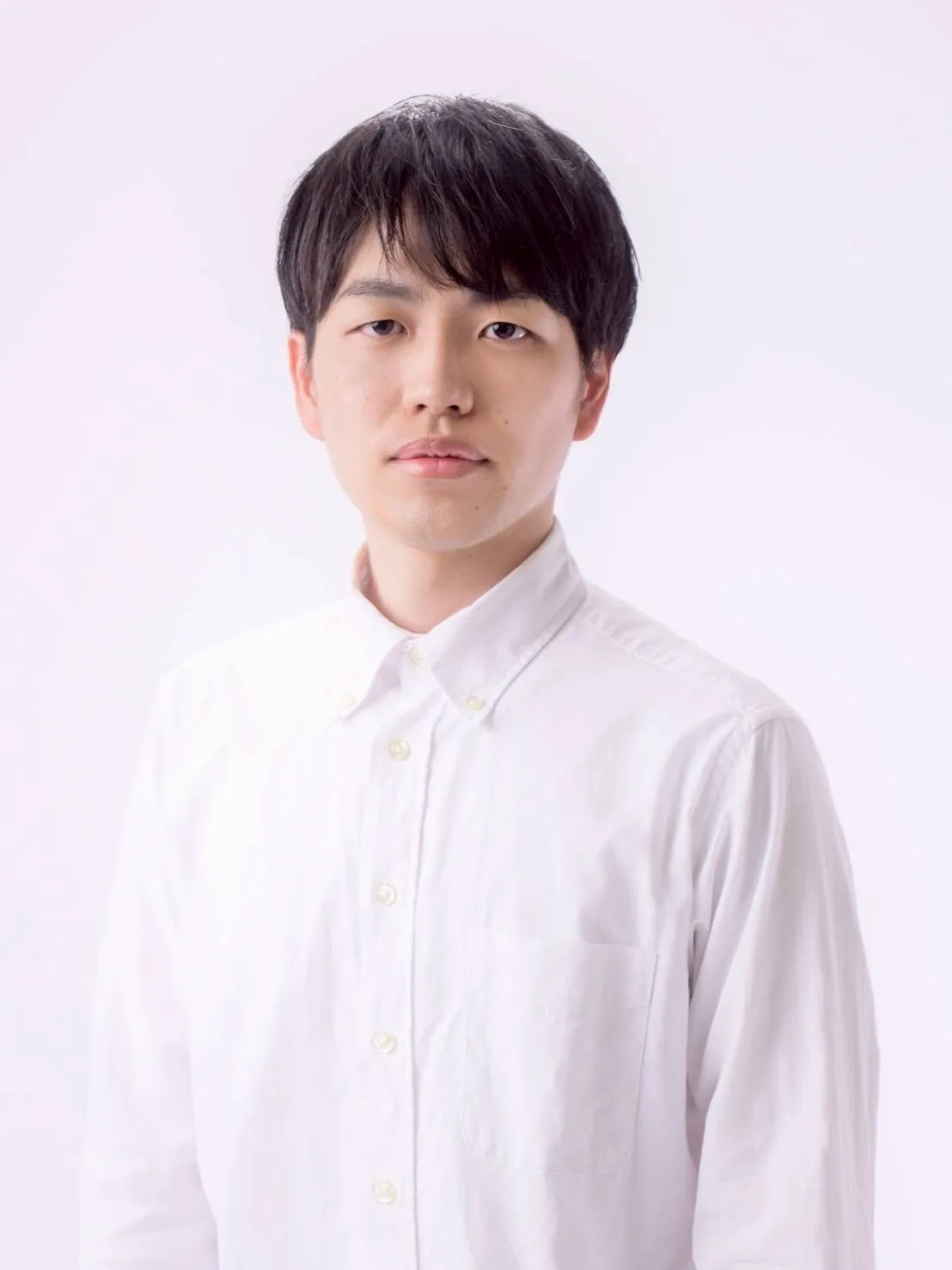 白いシャツ姿で正面を見つめる出演キャスト
