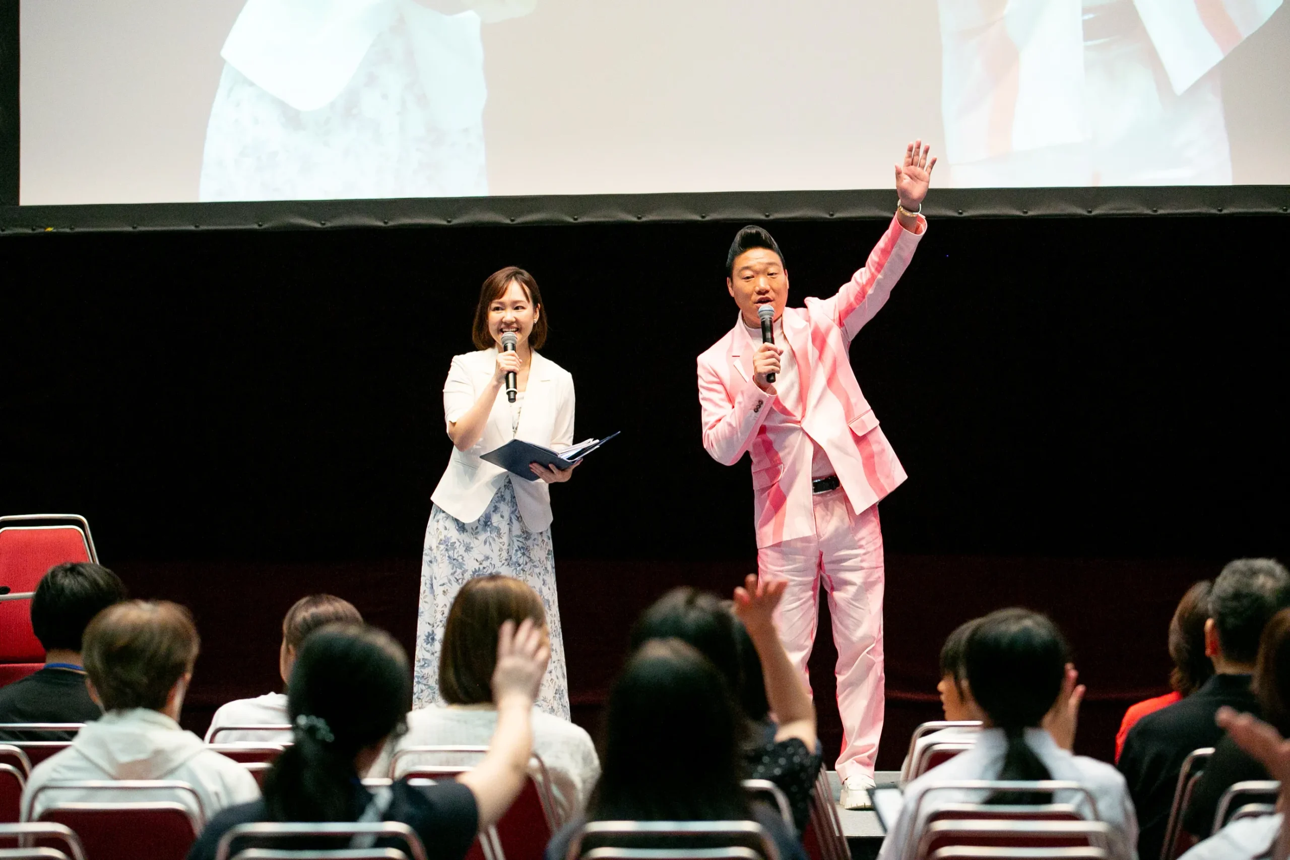 みやぞんさんと司会者が並ぶ開幕シーン