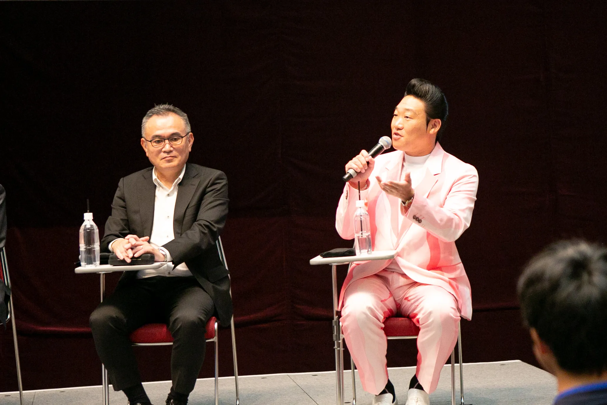 身振りを交えて語るみやぞんさんのクローズアップ