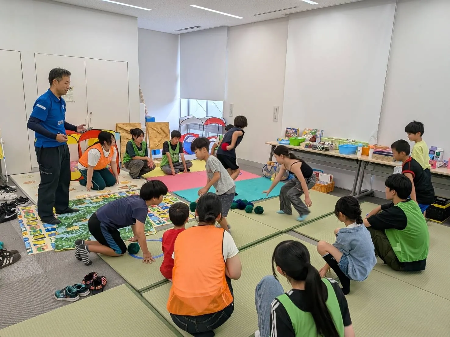 チーム対抗ボール集めゲームに取り組む子供たち