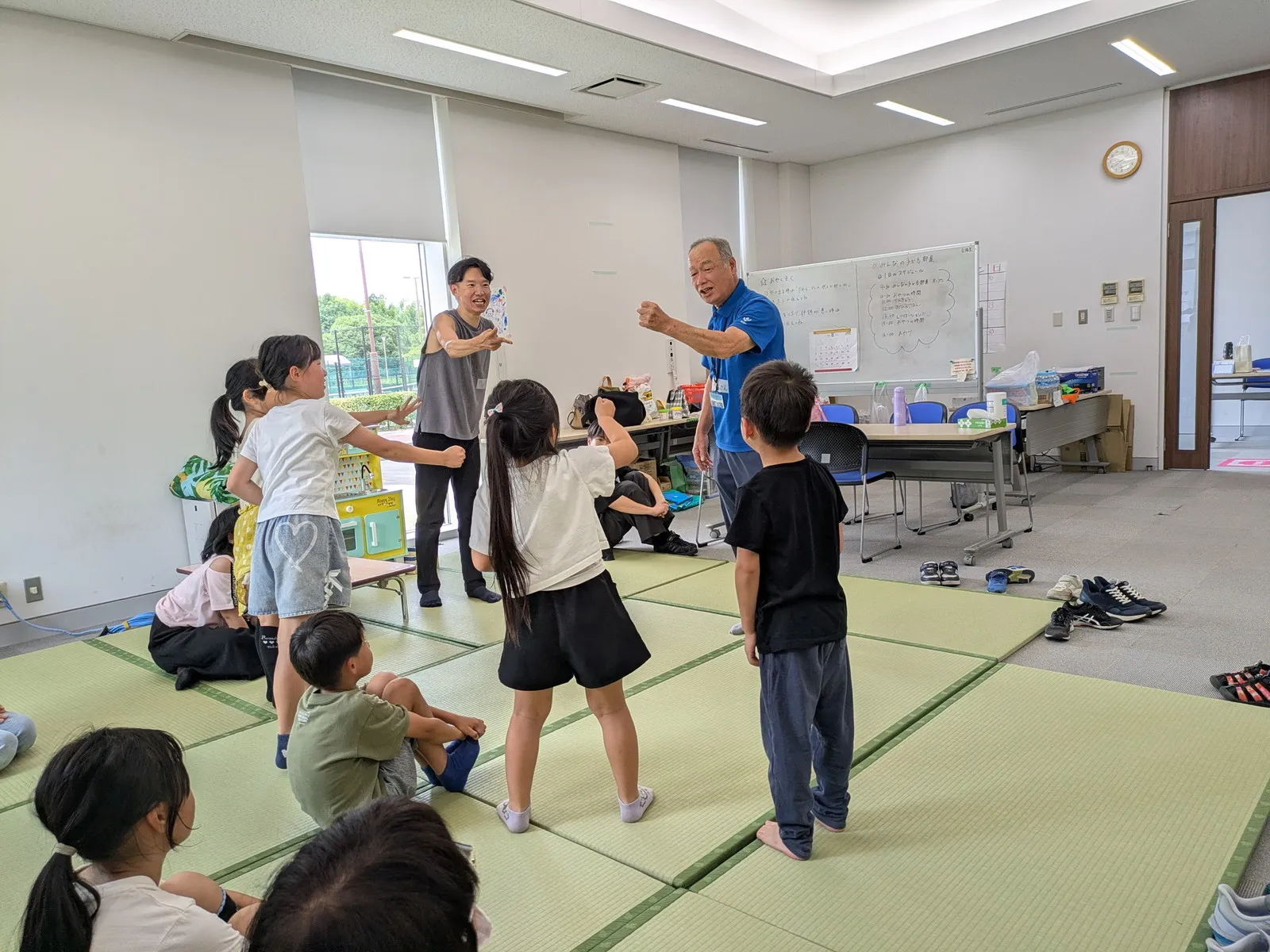 スタッフの呼びかけに応える子供たち