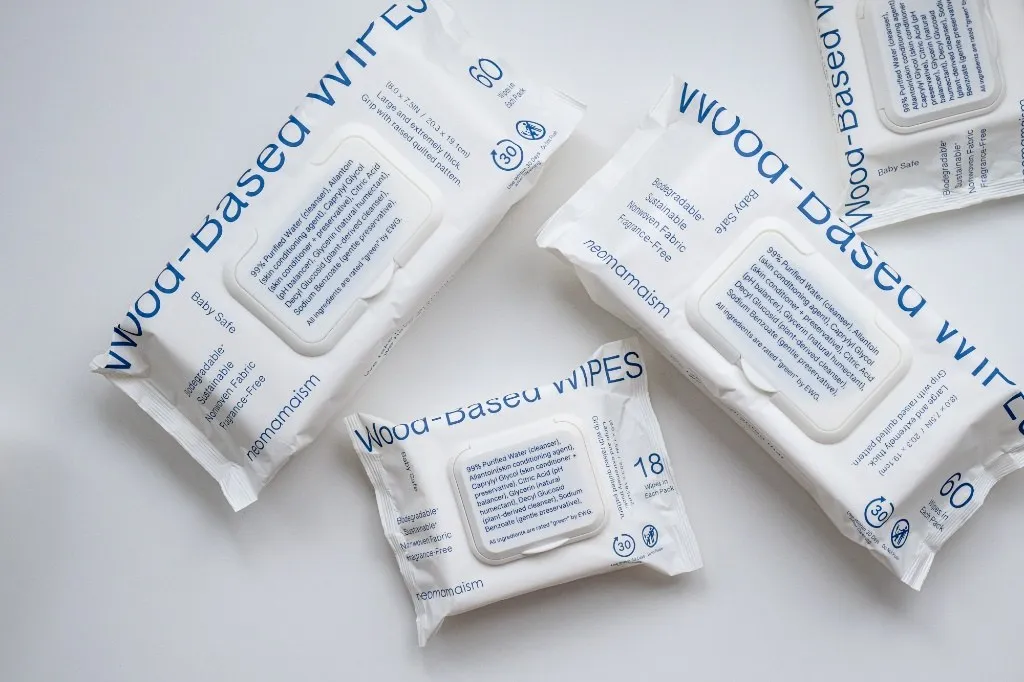 「Wood-Based WIPES by neomamaism」の60枚入り・18枚入りパッケージ