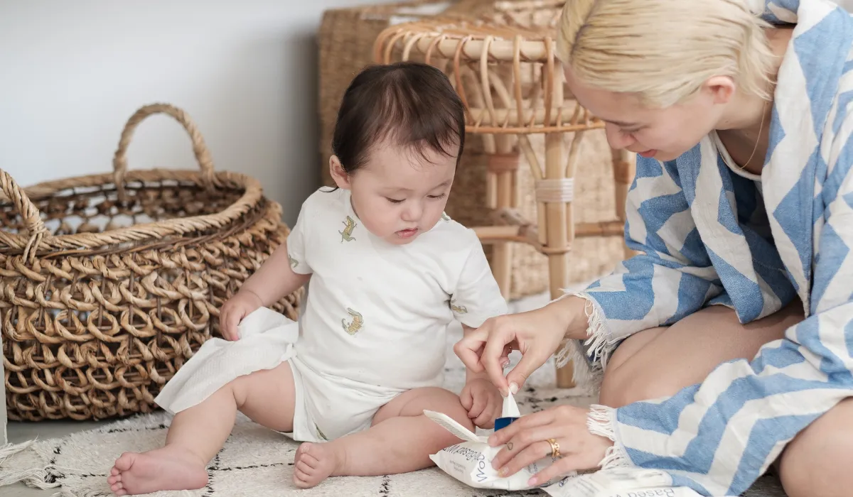 「Wood-Based WIPES」を使う親子の様子