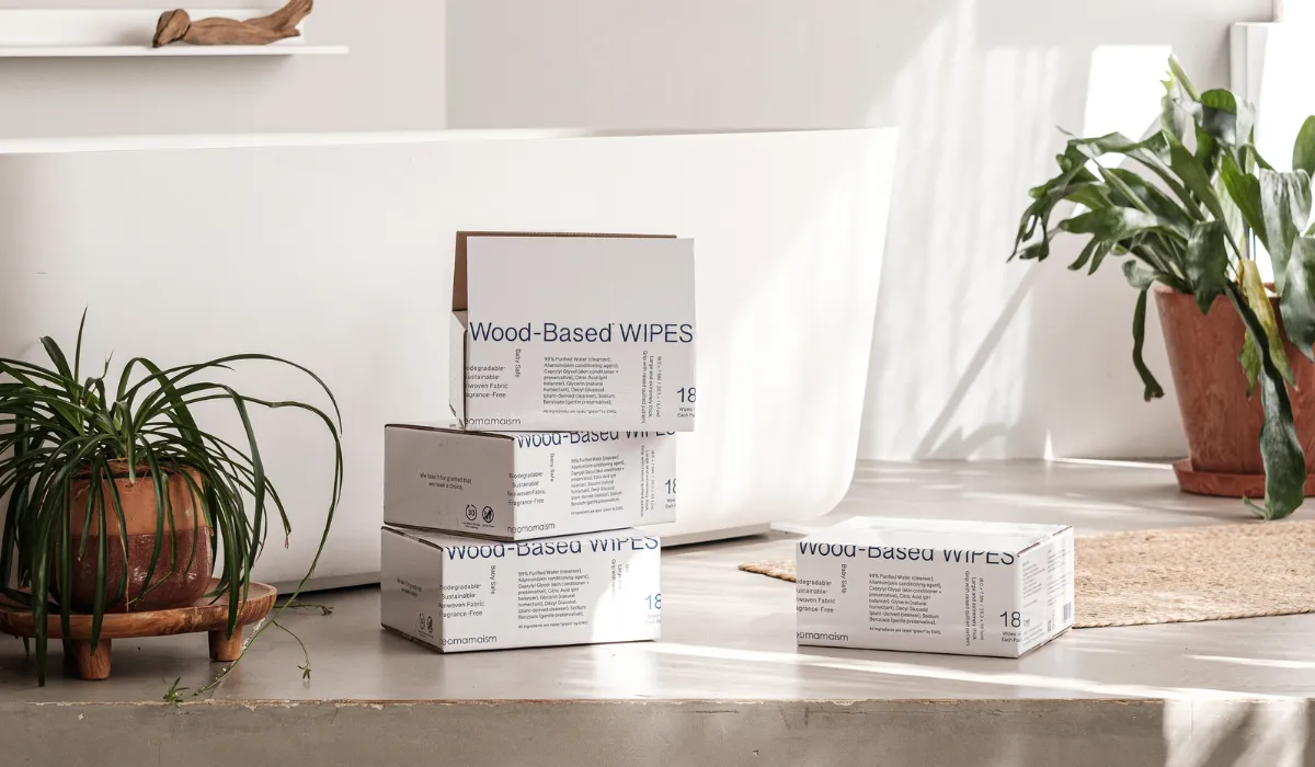 浴室風インテリアに並ぶ「Wood-Based WIPES」の箱