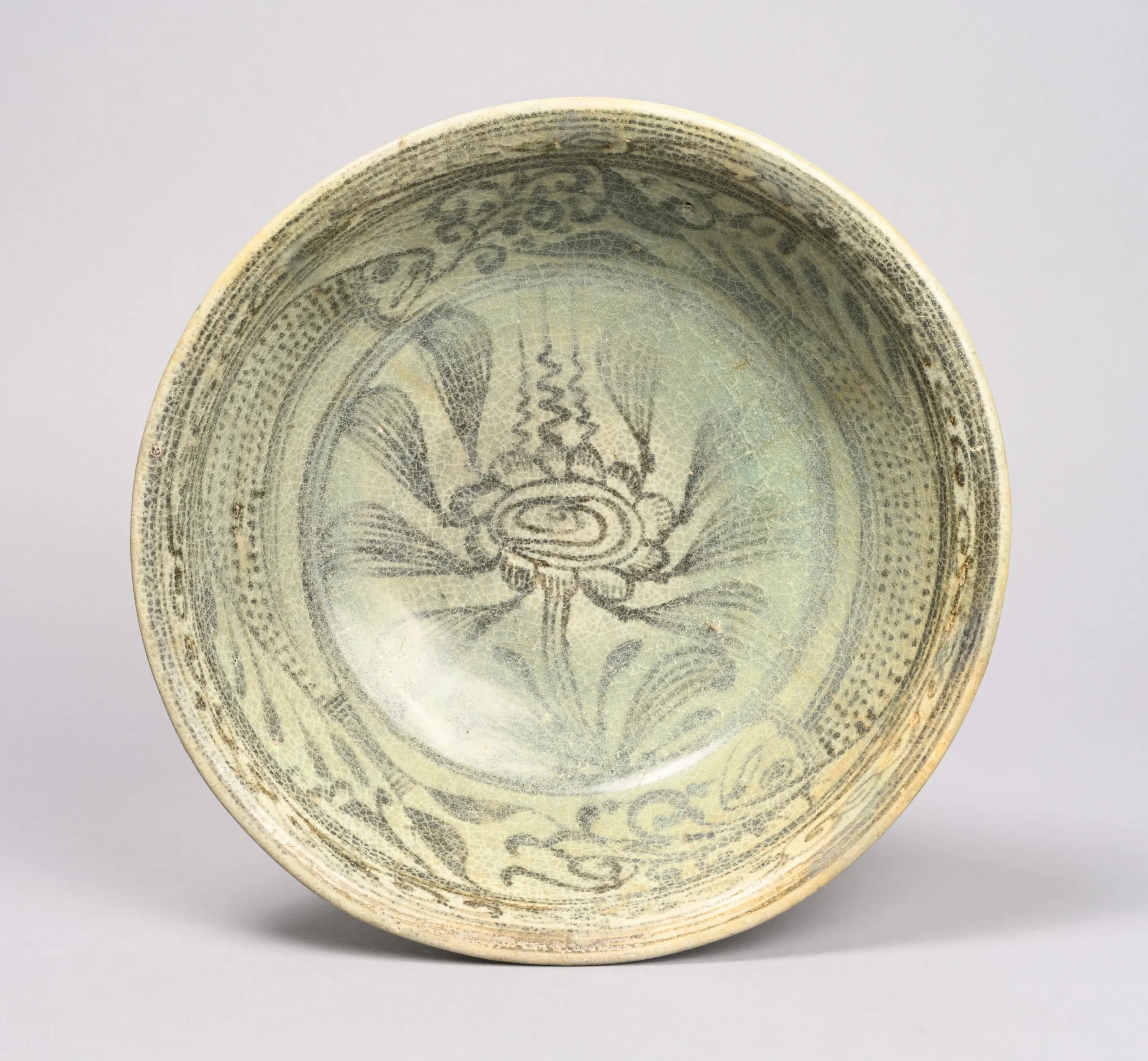 草花と魚文を線刻した青磁鉢