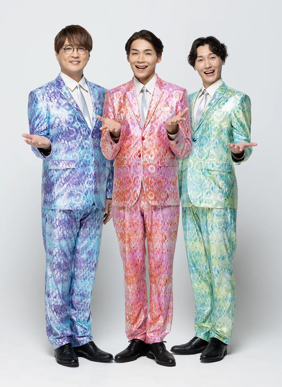 カラフルな柄物スーツをまとう純烈の3人