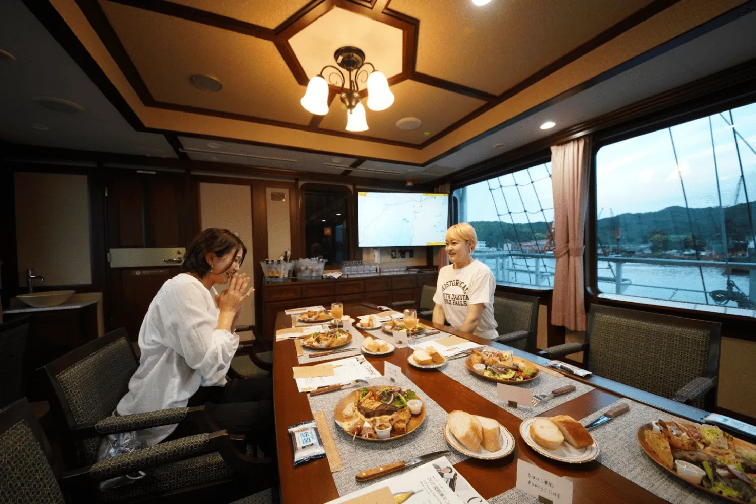 船内ダイニングでの食事風景