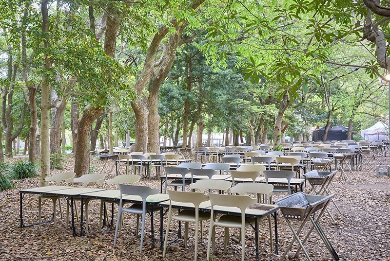 「大阪城 森のバーベキュー2026秋」の広々とした屋外テーブル席