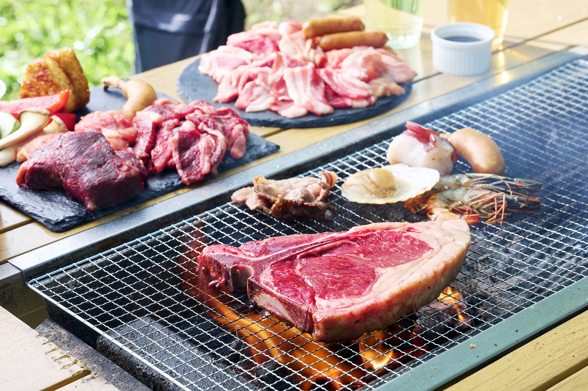 「食材プラン」の炉端で焼かれるTボーンステーキやホタテ・海老