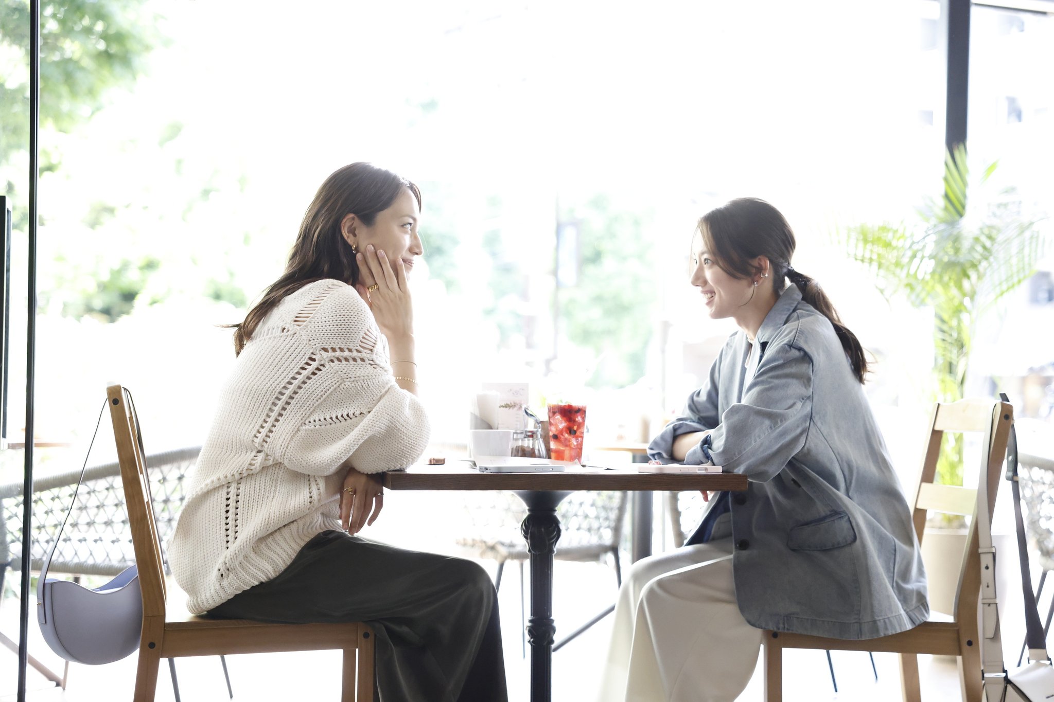 カフェのテラス席で会話を交わす川口春奈さんと清原果耶さん