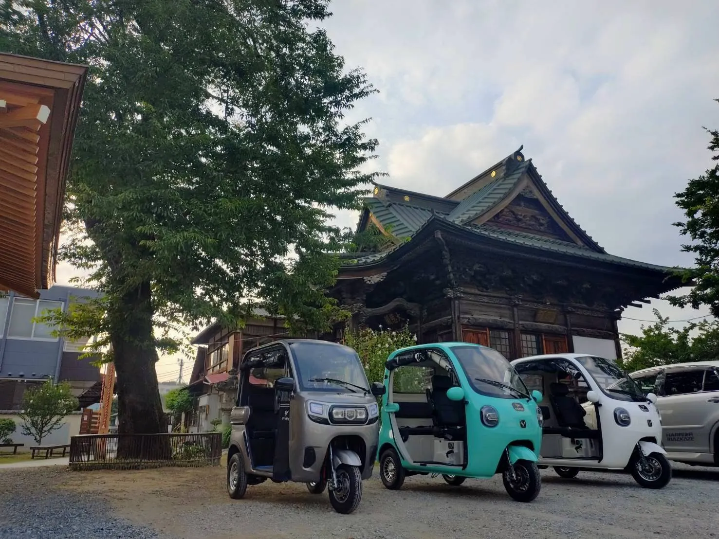 神社駐車場に並ぶ3色のビベルトライク