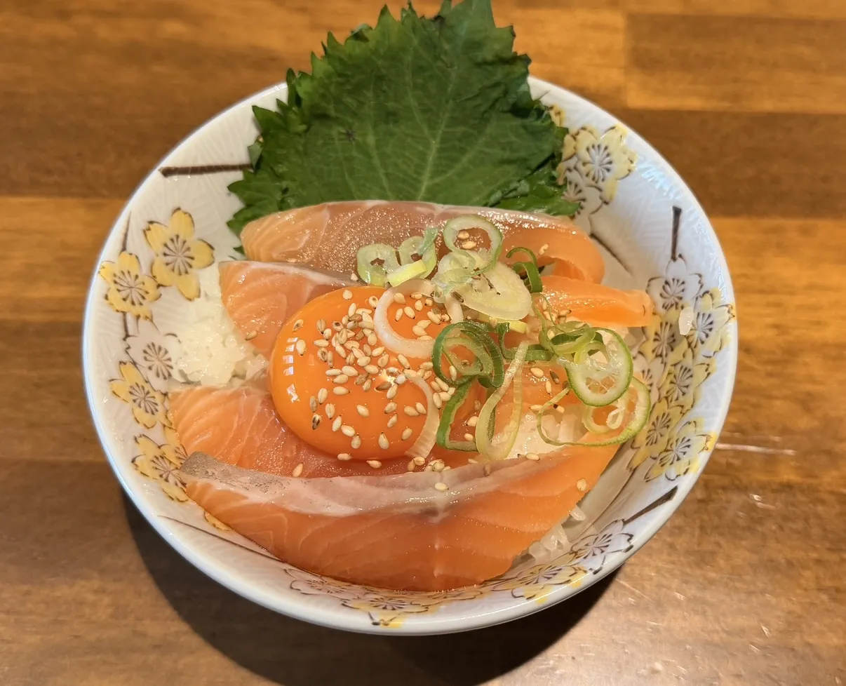 「静岡サーモン丼」の彩り
