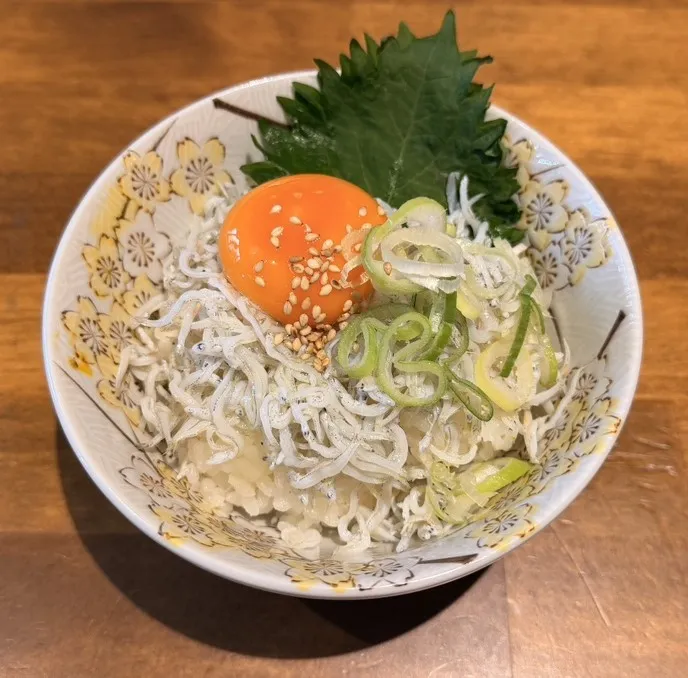「日間賀島しらす丼」のしらすと卵黄