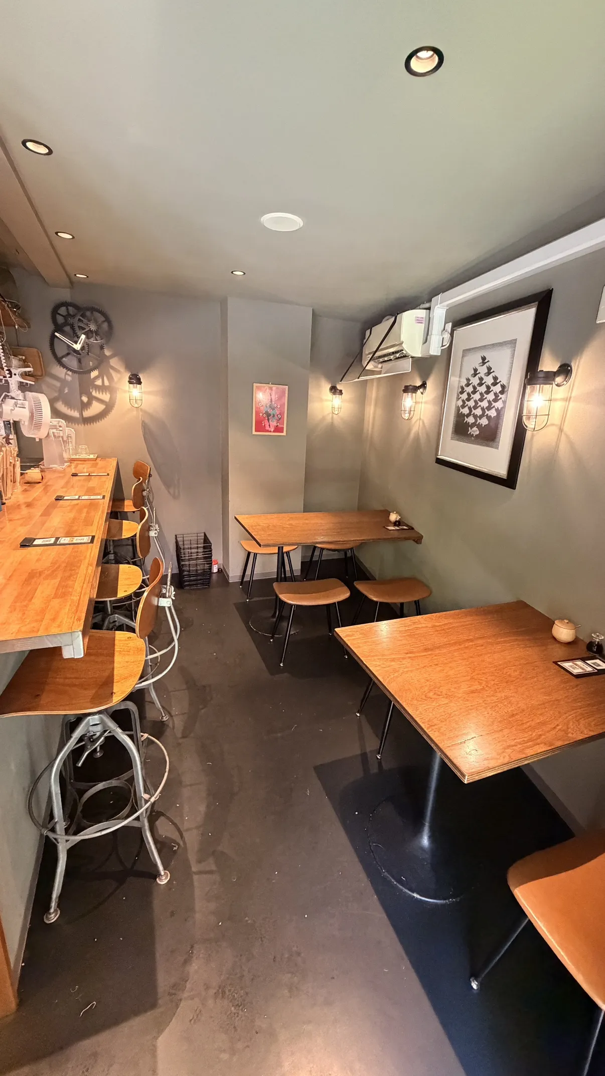 「穂の間」の店内カウンター席
