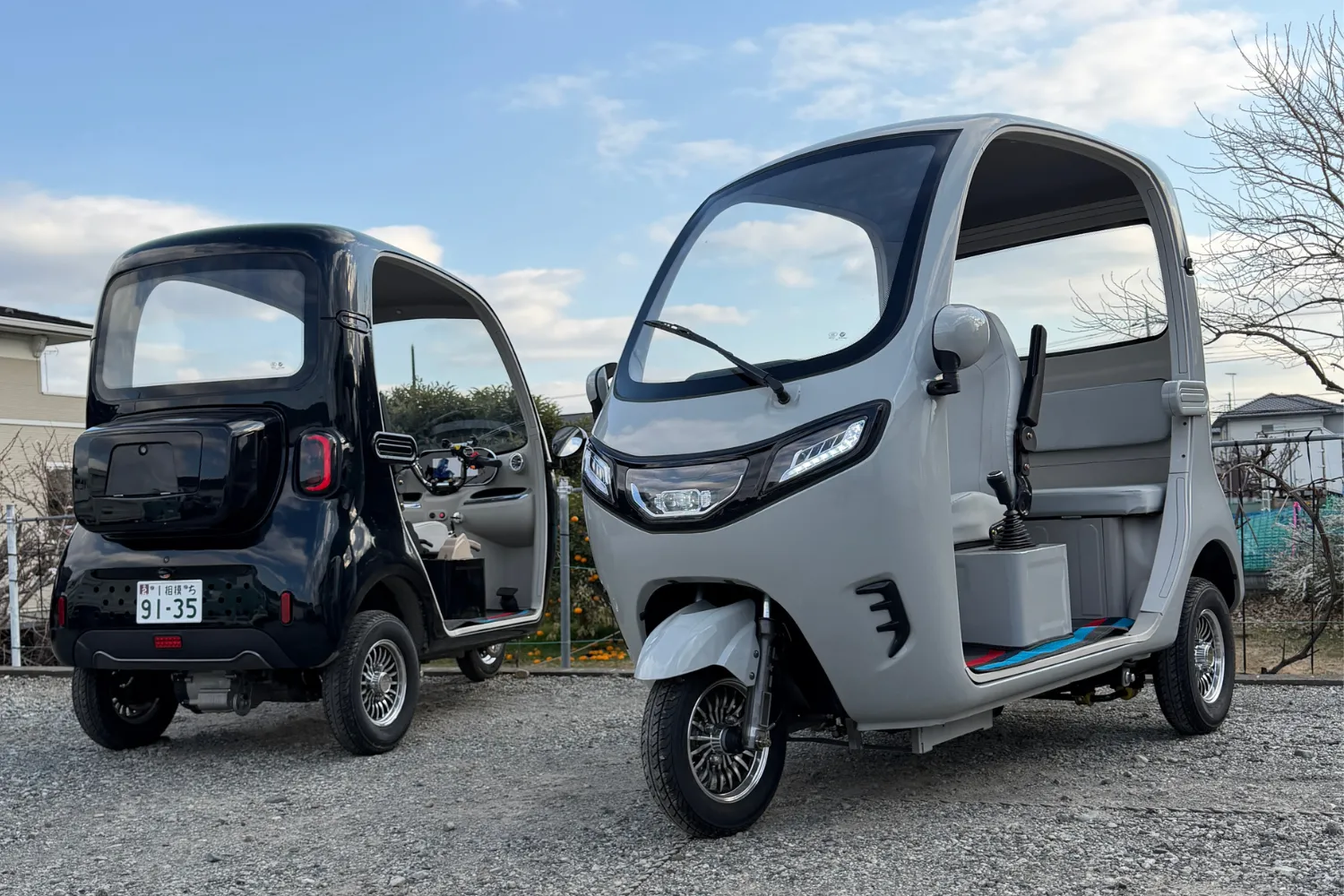 黒とグレーの「GOAT180」の車内構造とナンバープレート