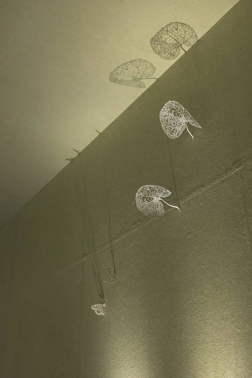葉脈模様の透かし細工が施された壁面装飾