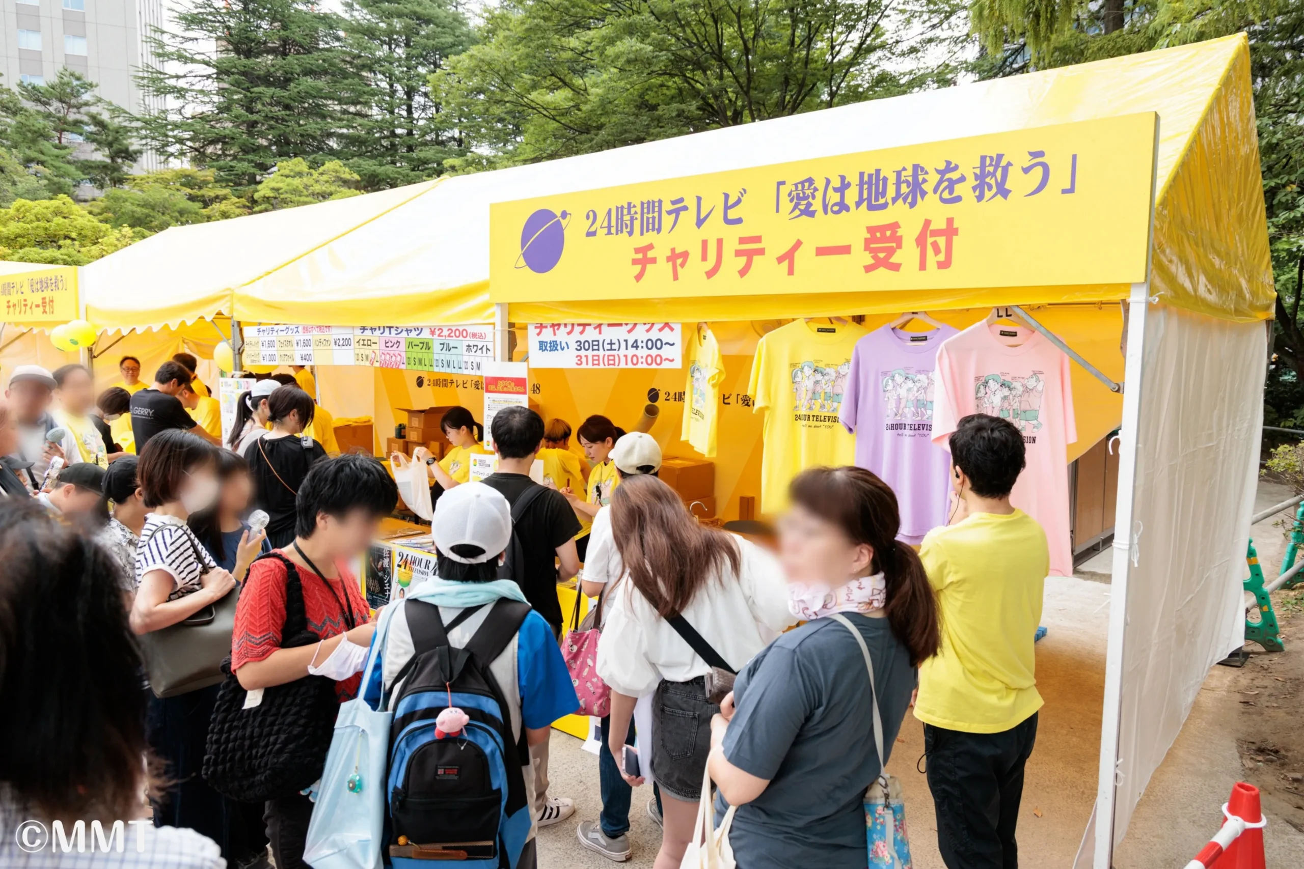 チャリティーグッズ販売ブースに並ぶチャリティーTシャツ