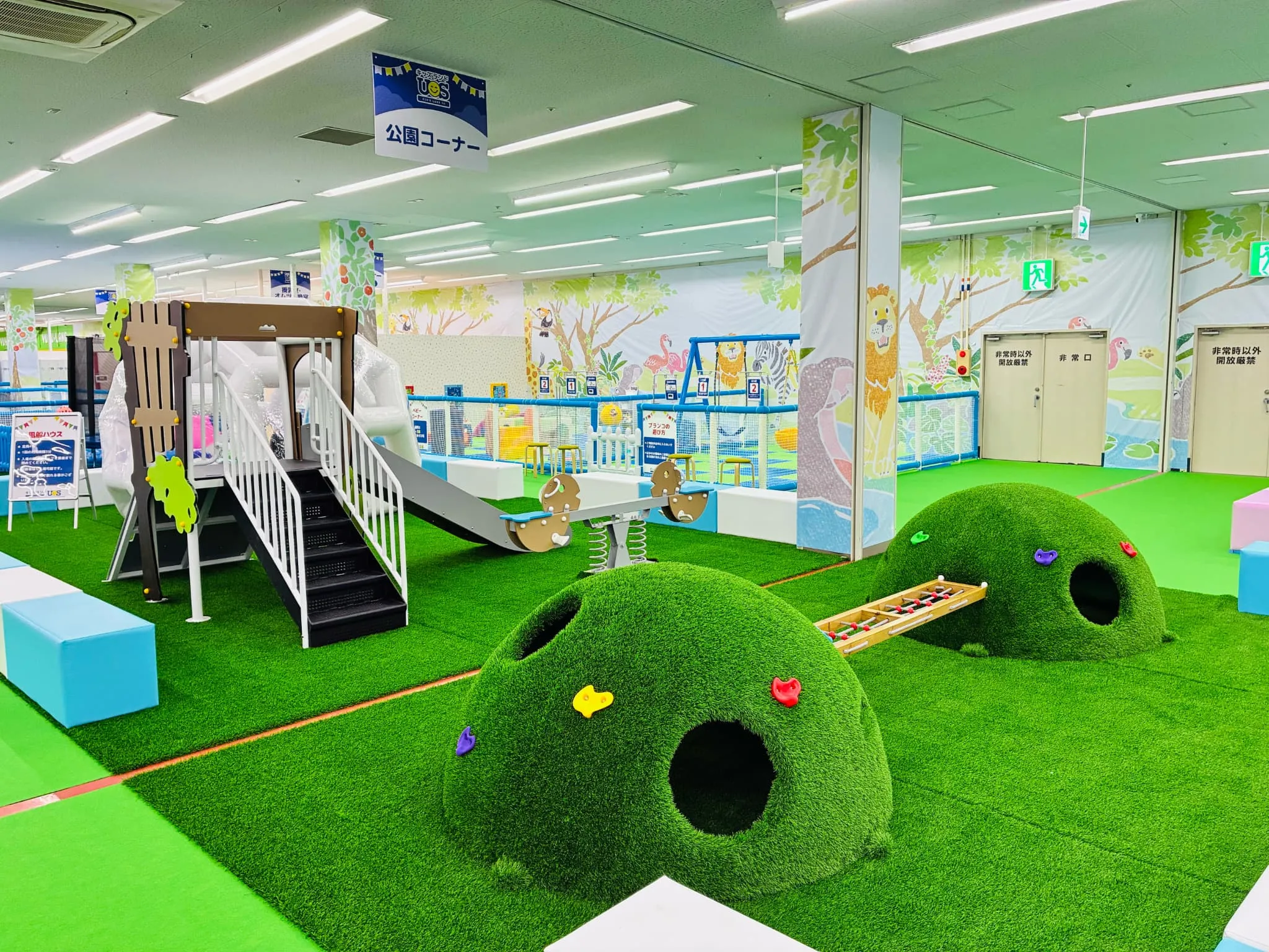 公園コーナーの木製すべり台とシーソー