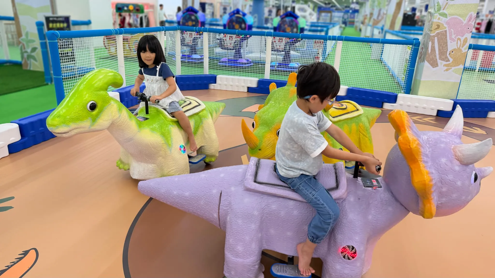 トリケラトプス型とパラサウロロフス型の恐竜ライド
