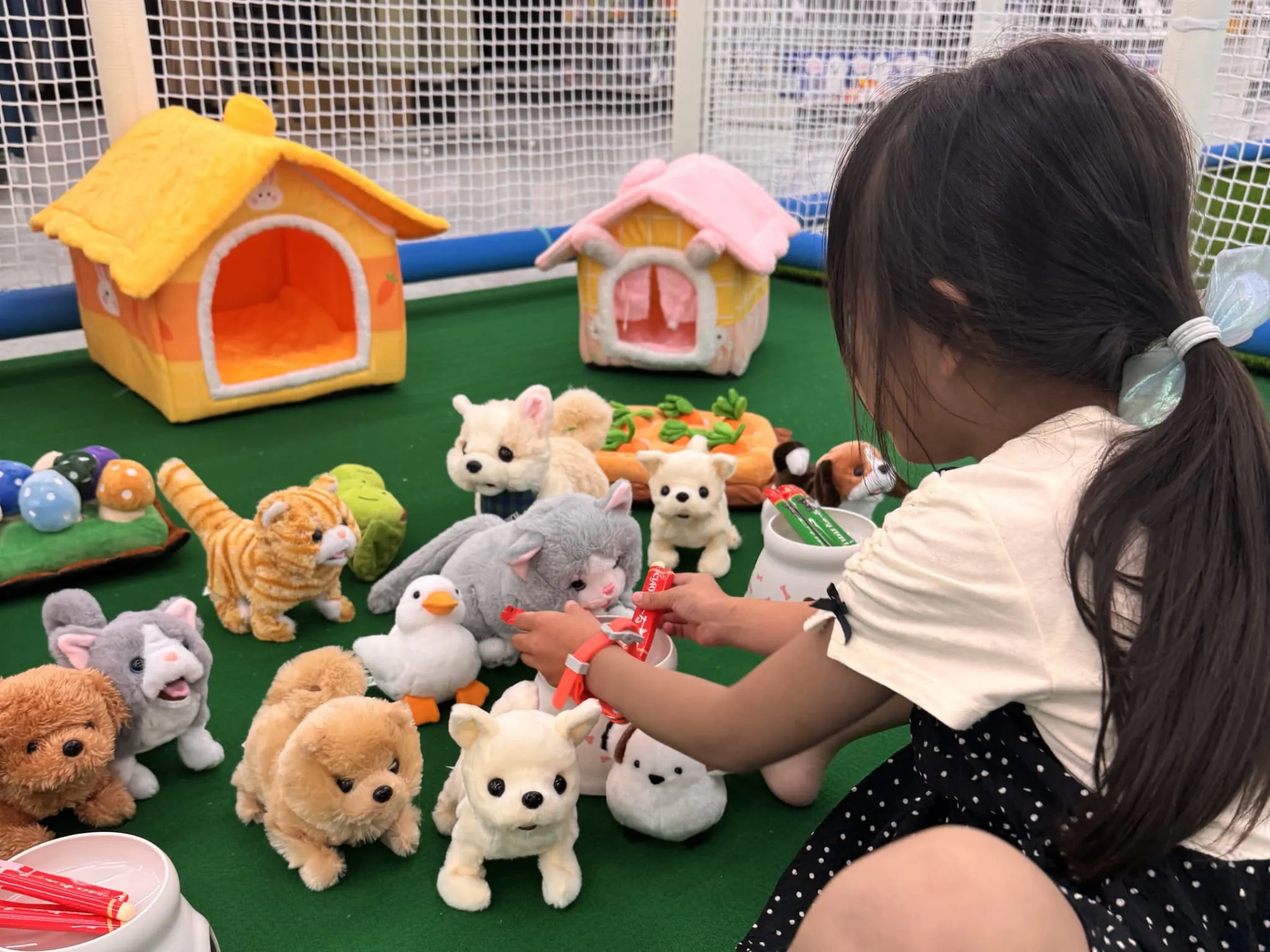 癒し動物園で動物ぬいぐるみと遊ぶ子ども