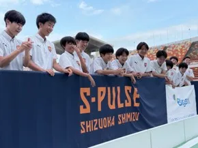 エスパルスの選手服姿でスタジアムに集まるSS静岡の選手たち