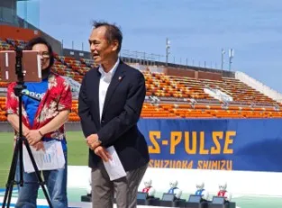 IAIスタジアム日本平で開会挨拶をする登壇者