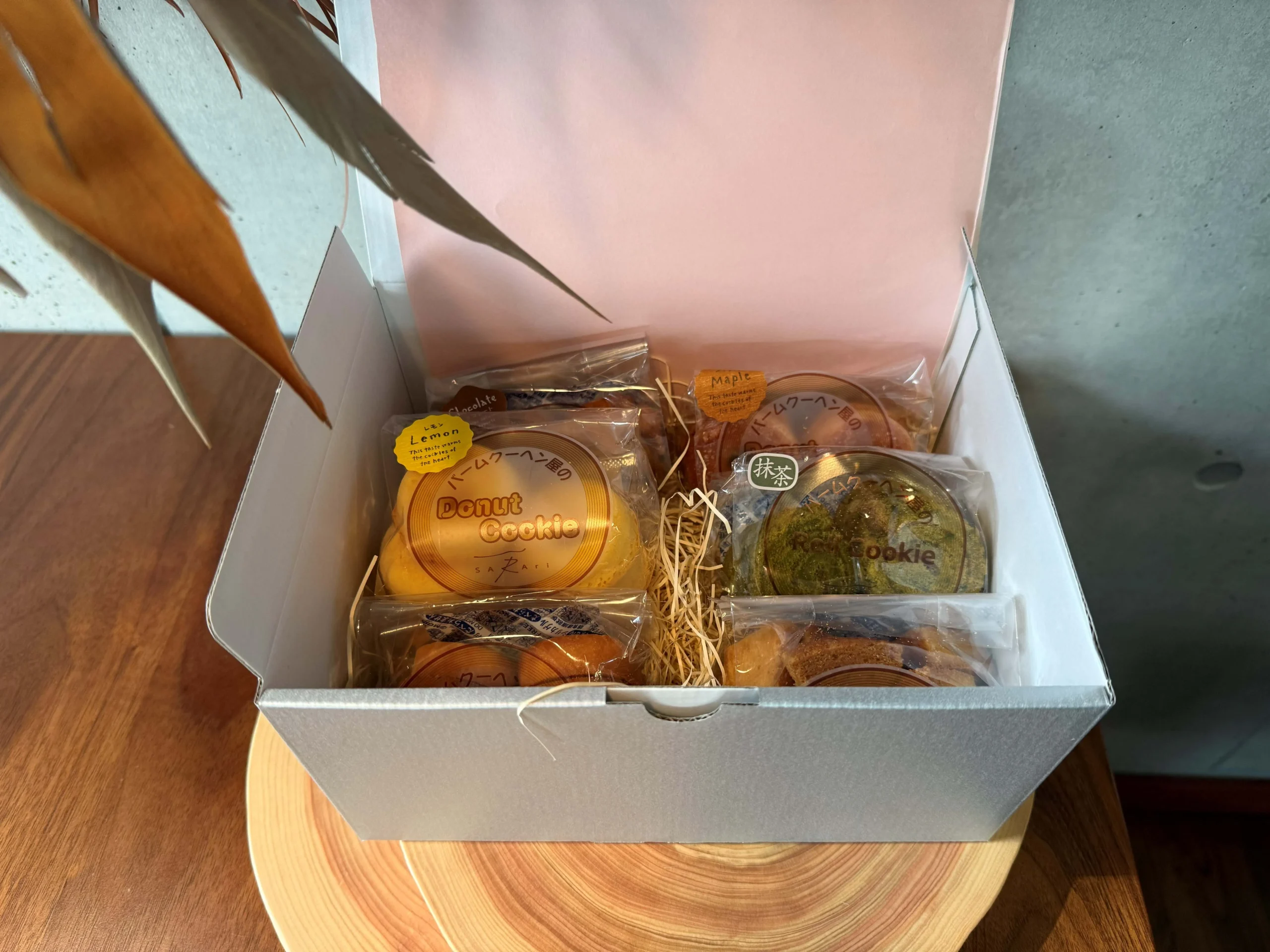 個包装の焼き菓子を詰めた「SARAri」のギフトボックス