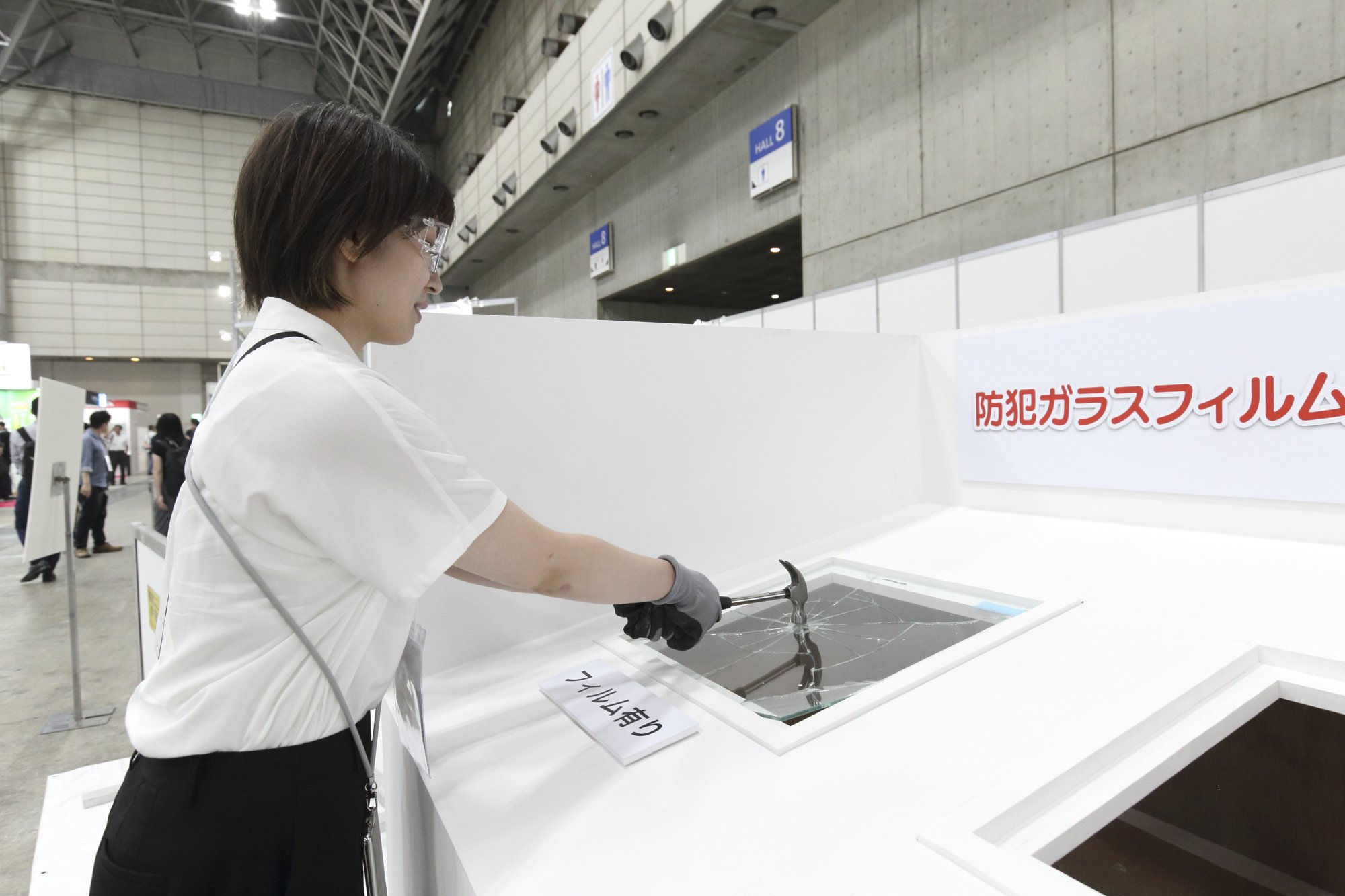 防犯ガラスフィルムの強度実演