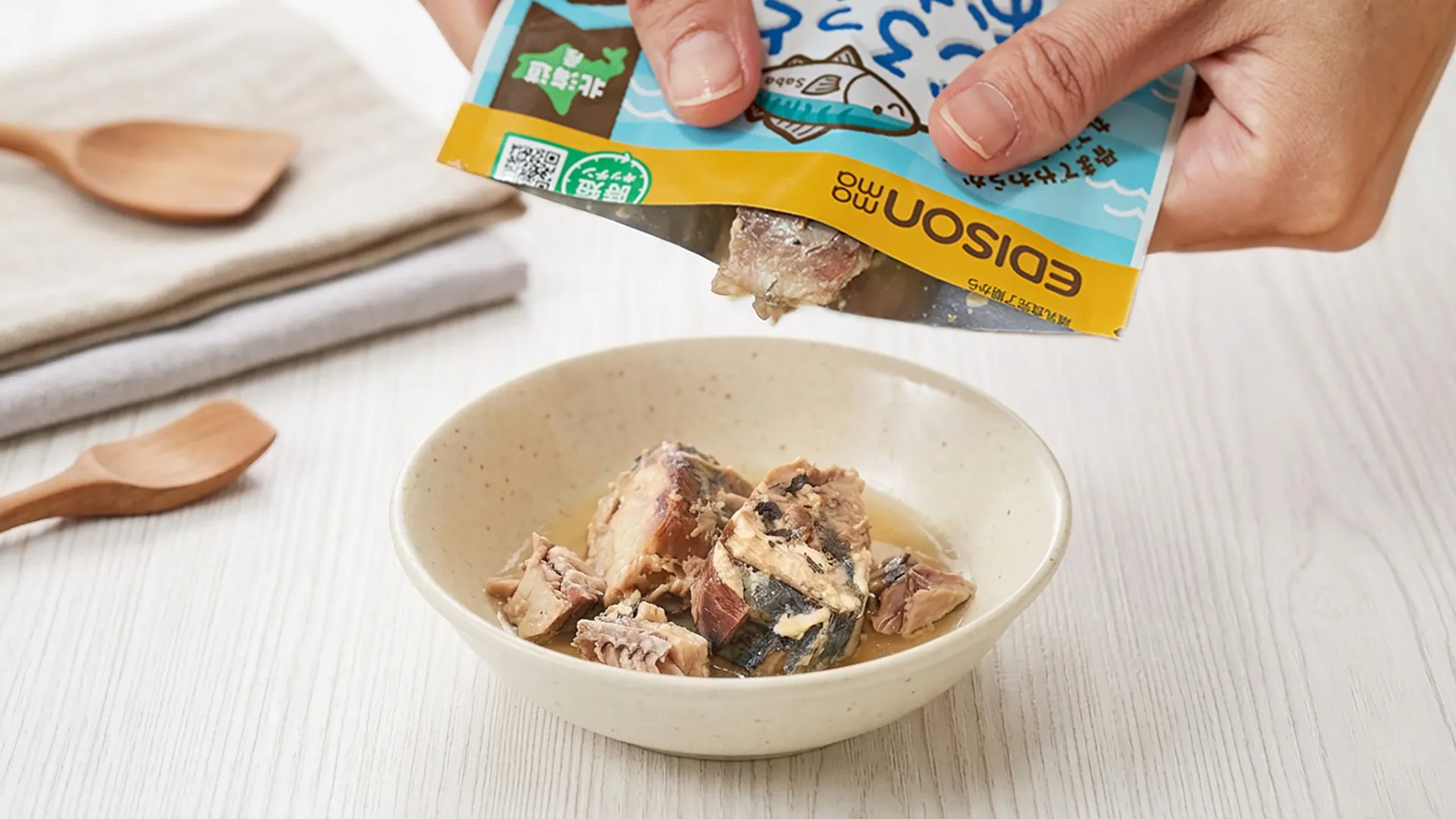 「EDISONmama」ロゴ入りパッケージから出す「ごろっとおさかな」